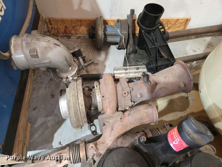 image for item EN8998 2015 Freightliner Cascadia semi truck