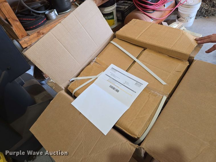 image for item EN8998 2015 Freightliner Cascadia semi truck