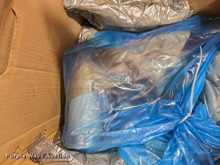 image for item EN8998 2015 Freightliner Cascadia semi truck