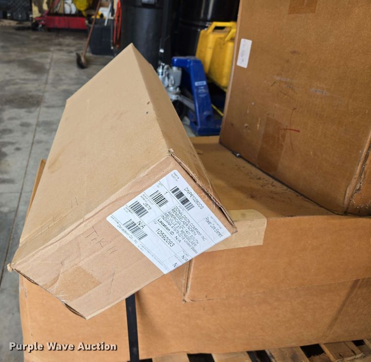 image for item EN8998 2015 Freightliner Cascadia semi truck