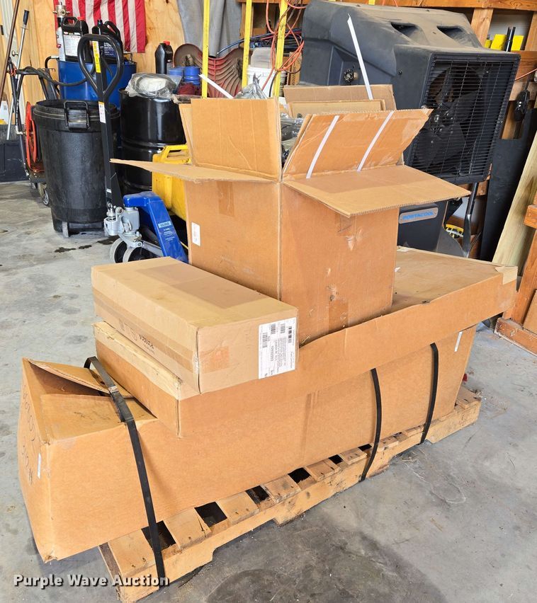 image for item EN8998 2015 Freightliner Cascadia semi truck