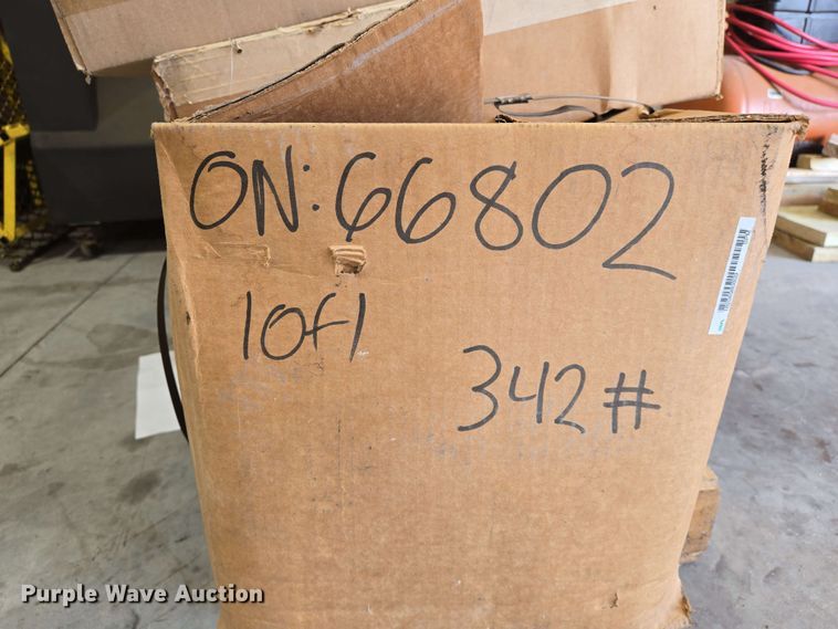 image for item EN8998 2015 Freightliner Cascadia semi truck