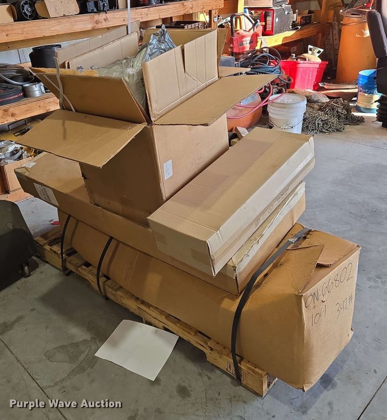 image for item EN8998 2015 Freightliner Cascadia semi truck