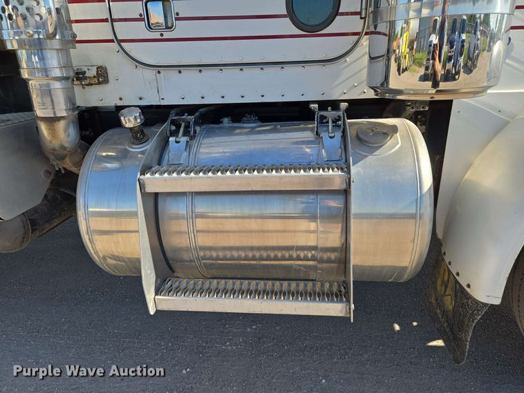 image for item EO0809 1994 Peterbilt 357 semi truck