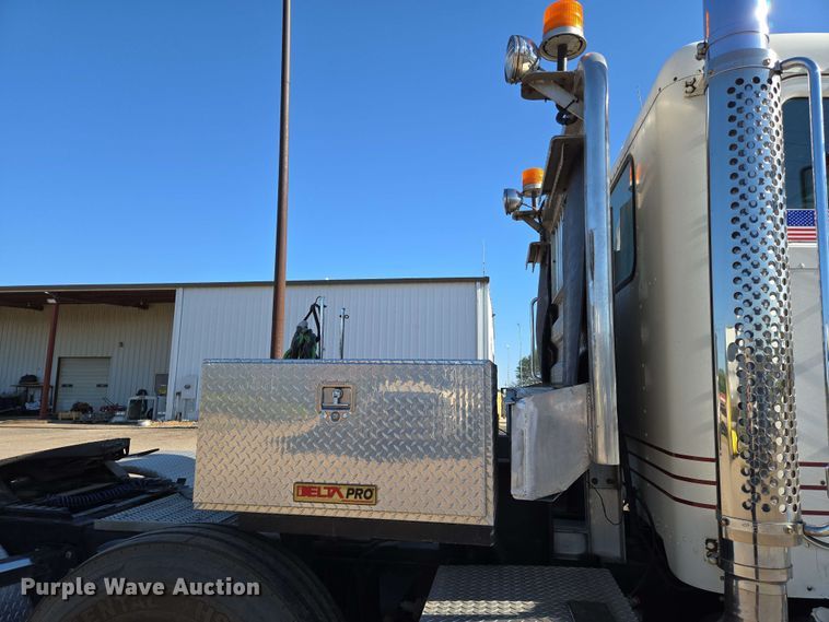 image for item EO0809 1994 Peterbilt 357 semi truck