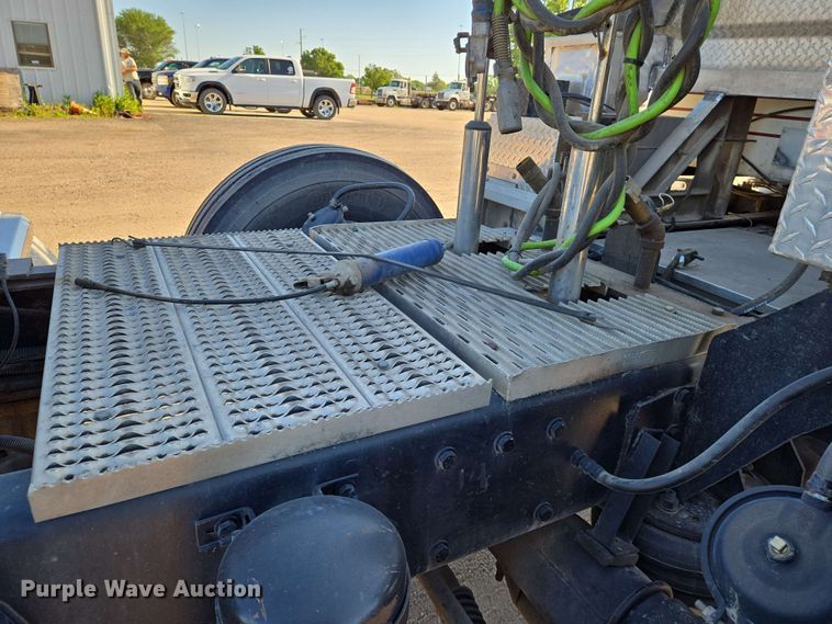 image for item EO0809 1994 Peterbilt 357 semi truck