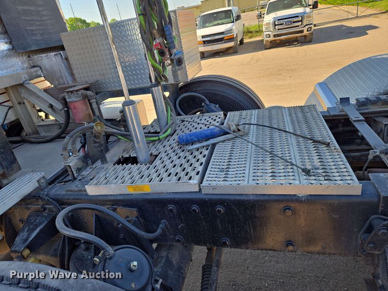 image for item EO0809 1994 Peterbilt 357 semi truck