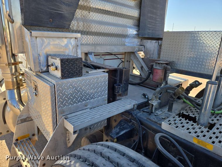 image for item EO0809 1994 Peterbilt 357 semi truck