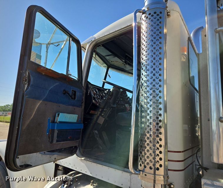 image for item EO0809 1994 Peterbilt 357 semi truck