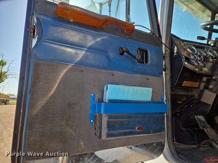 image for item EO0809 1994 Peterbilt 357 semi truck