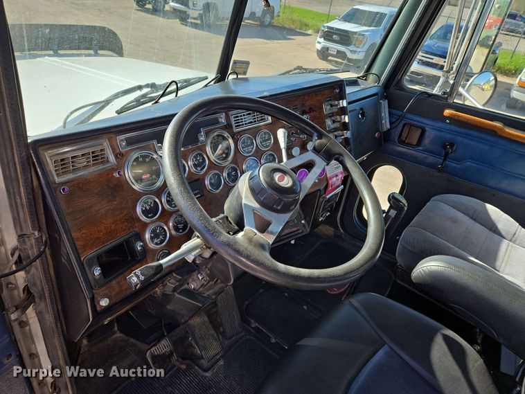 image for item EO0809 1994 Peterbilt 357 semi truck