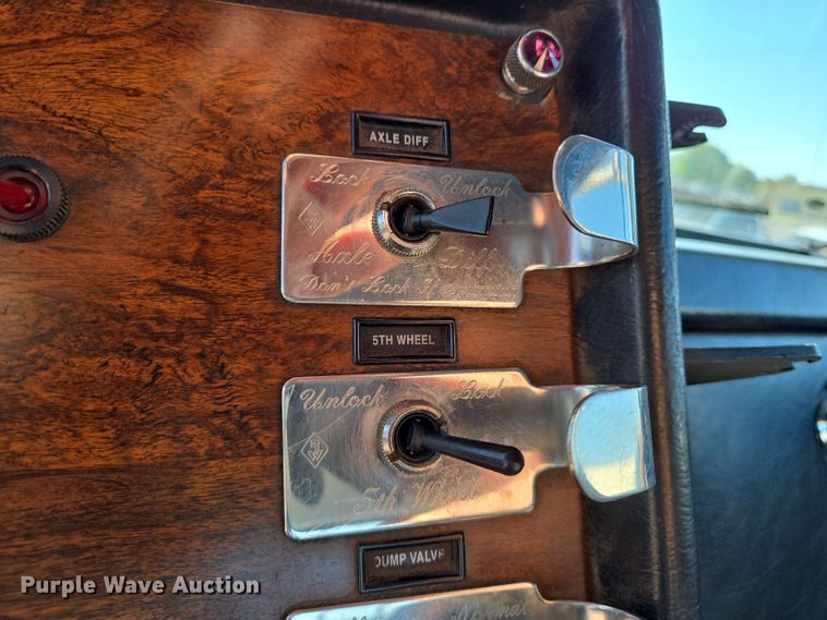 image for item EO0809 1994 Peterbilt 357 semi truck