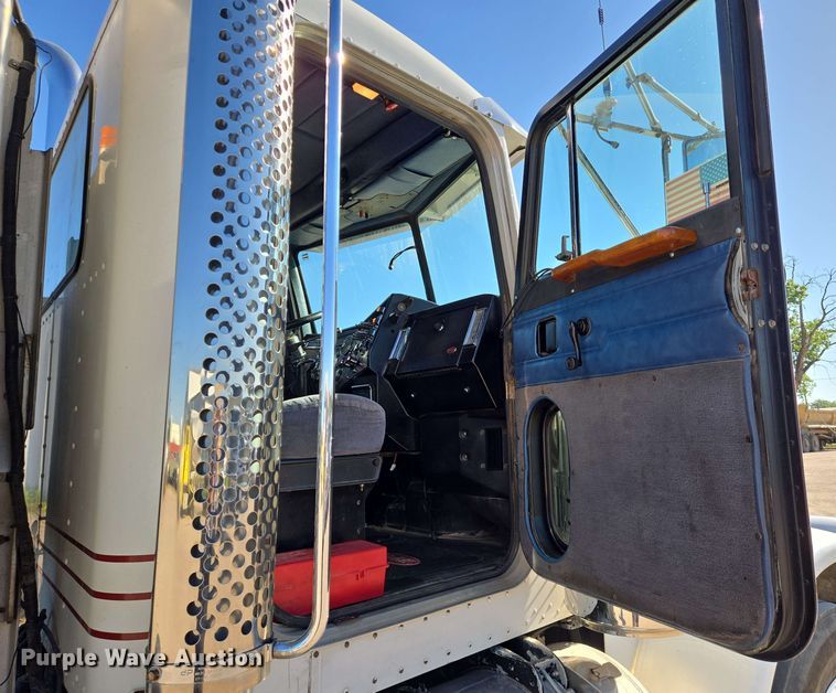 image for item EO0809 1994 Peterbilt 357 semi truck