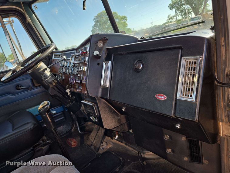 image for item EO0809 1994 Peterbilt 357 semi truck