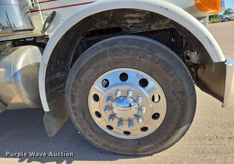 image for item EO0809 1994 Peterbilt 357 semi truck
