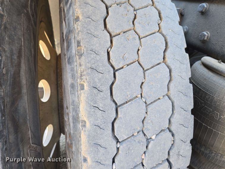 image for item EO0809 1994 Peterbilt 357 semi truck