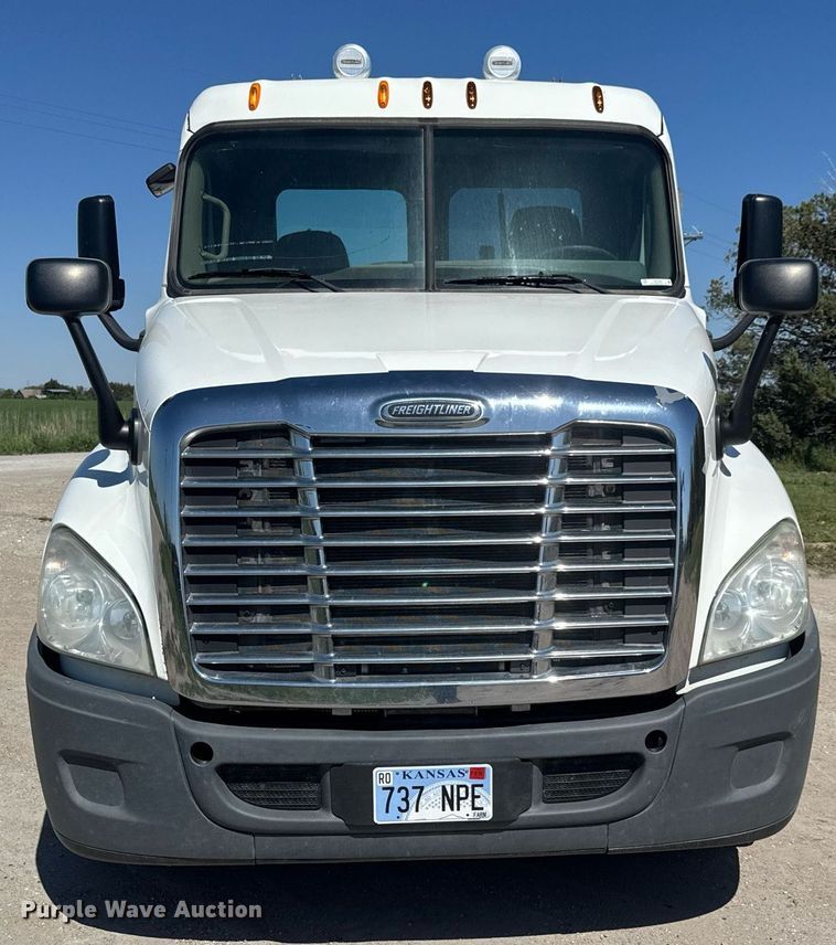 image for item EQ1428 2012 Freightliner Cascadia semi truck