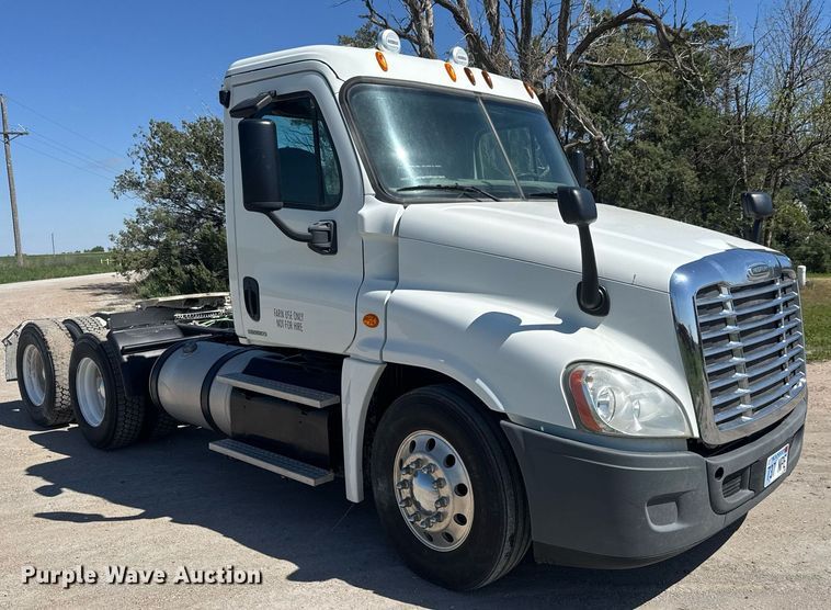 image for item EQ1428 2012 Freightliner Cascadia semi truck