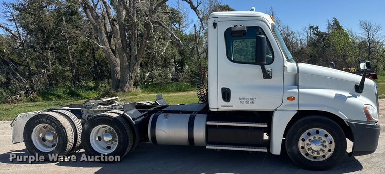 image for item EQ1428 2012 Freightliner Cascadia semi truck