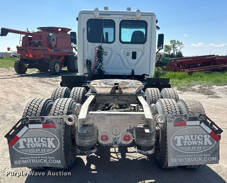 image for item EQ1428 2012 Freightliner Cascadia semi truck