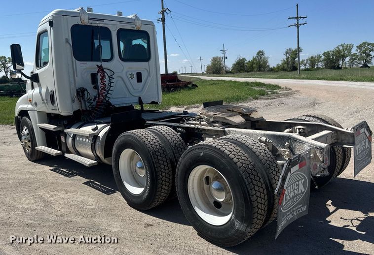 image for item EQ1428 2012 Freightliner Cascadia semi truck