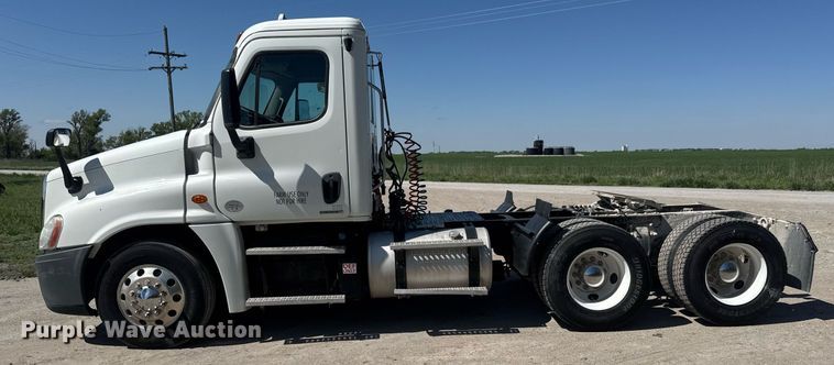 image for item EQ1428 2012 Freightliner Cascadia semi truck