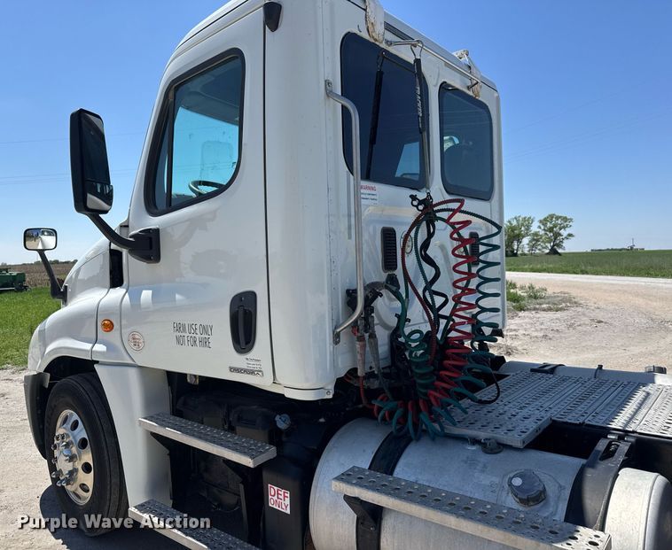 image for item EQ1428 2012 Freightliner Cascadia semi truck