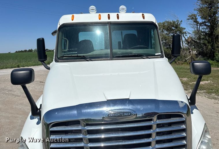 image for item EQ1428 2012 Freightliner Cascadia semi truck
