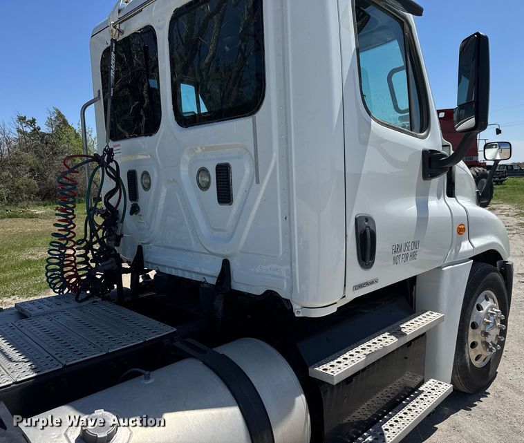 image for item EQ1428 2012 Freightliner Cascadia semi truck