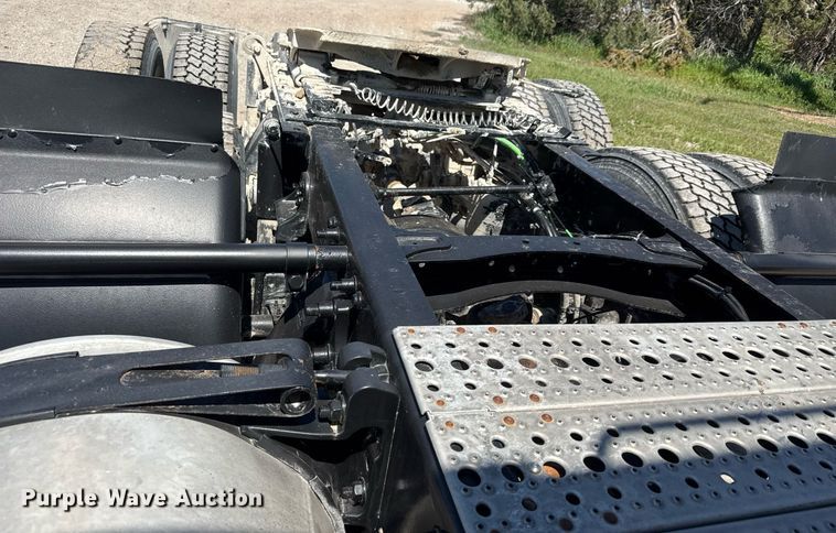 image for item EQ1428 2012 Freightliner Cascadia semi truck