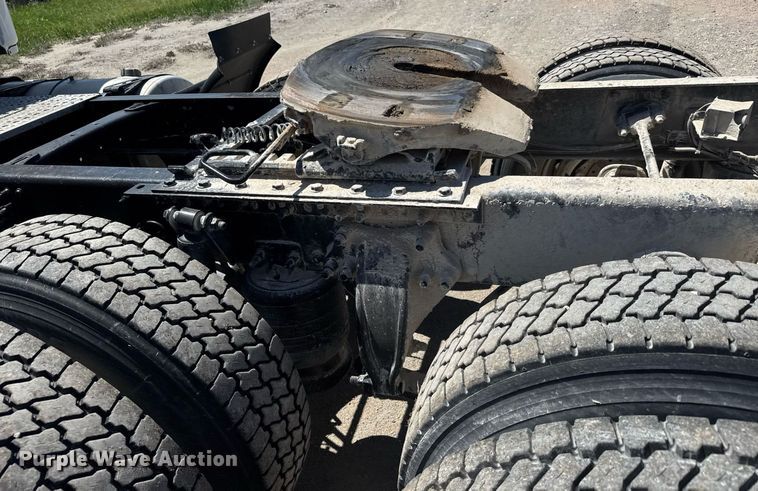 image for item EQ1428 2012 Freightliner Cascadia semi truck