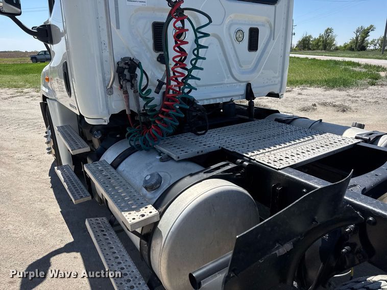 image for item EQ1428 2012 Freightliner Cascadia semi truck