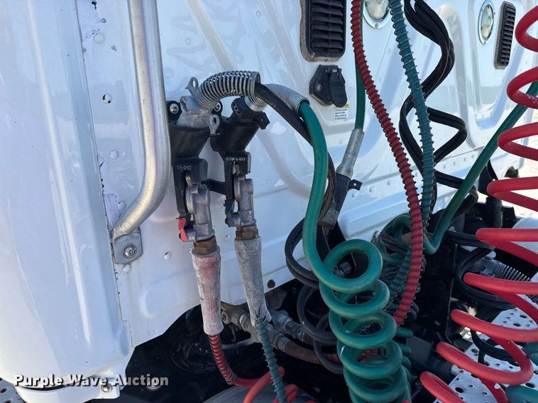 image for item EQ1428 2012 Freightliner Cascadia semi truck