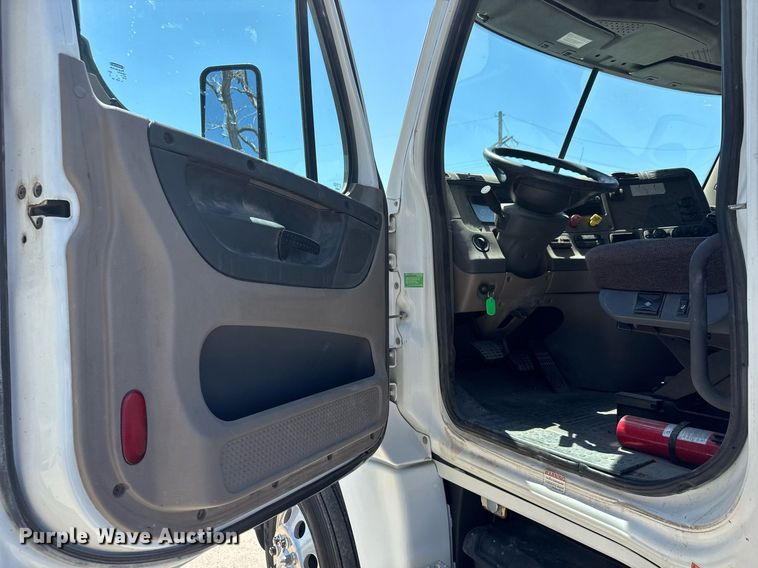 image for item EQ1428 2012 Freightliner Cascadia semi truck