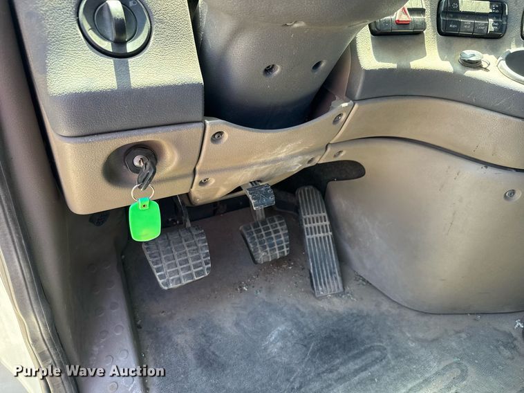 image for item EQ1428 2012 Freightliner Cascadia semi truck