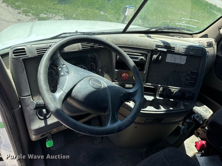 image for item EQ1428 2012 Freightliner Cascadia semi truck