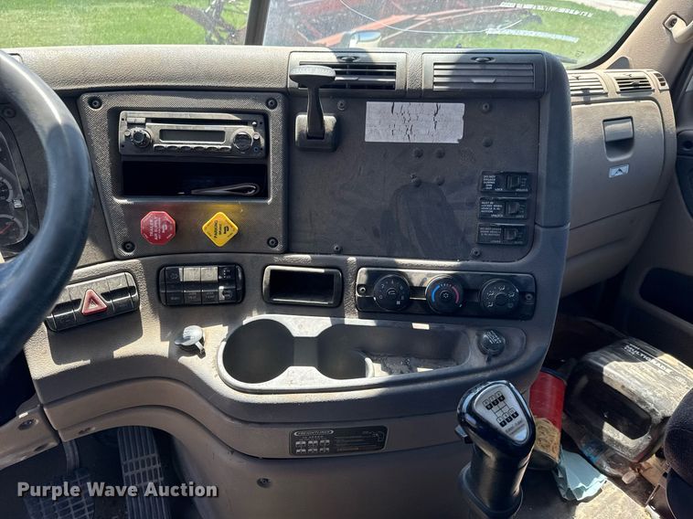 image for item EQ1428 2012 Freightliner Cascadia semi truck