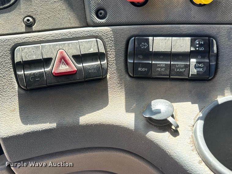 image for item EQ1428 2012 Freightliner Cascadia semi truck