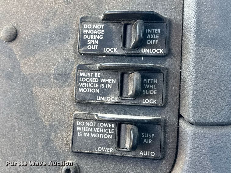 image for item EQ1428 2012 Freightliner Cascadia semi truck