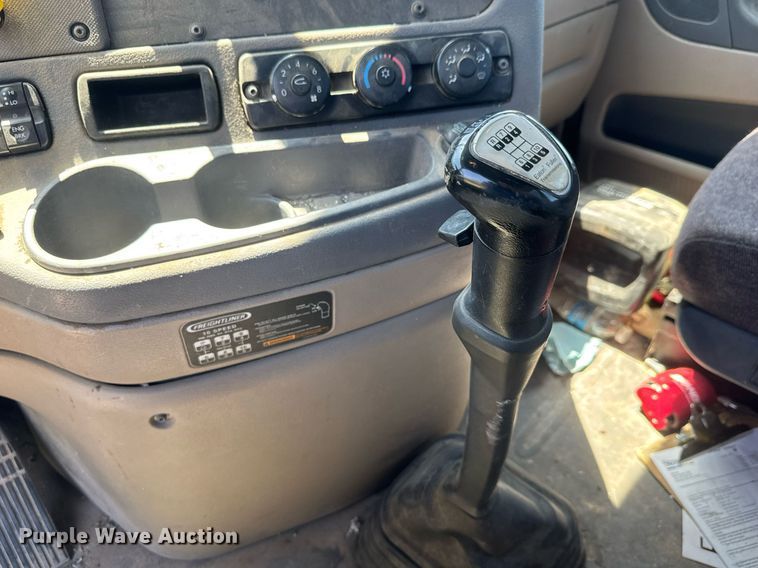 image for item EQ1428 2012 Freightliner Cascadia semi truck