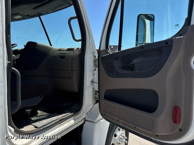 image for item EQ1428 2012 Freightliner Cascadia semi truck