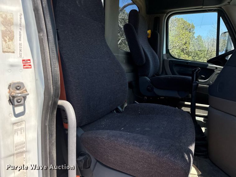 image for item EQ1428 2012 Freightliner Cascadia semi truck