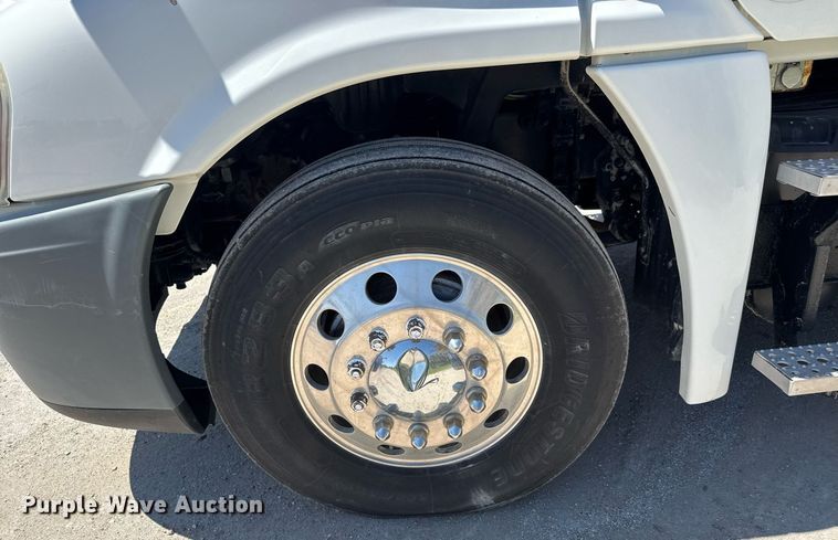 image for item EQ1428 2012 Freightliner Cascadia semi truck