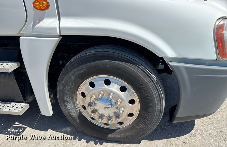 image for item EQ1428 2012 Freightliner Cascadia semi truck