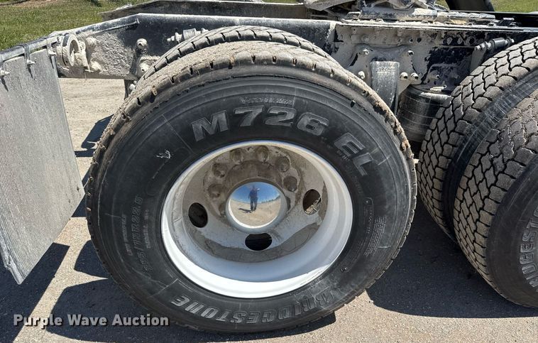 image for item EQ1428 2012 Freightliner Cascadia semi truck