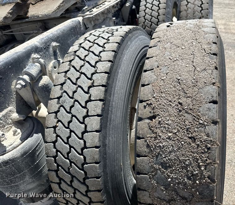 image for item EQ1428 2012 Freightliner Cascadia semi truck