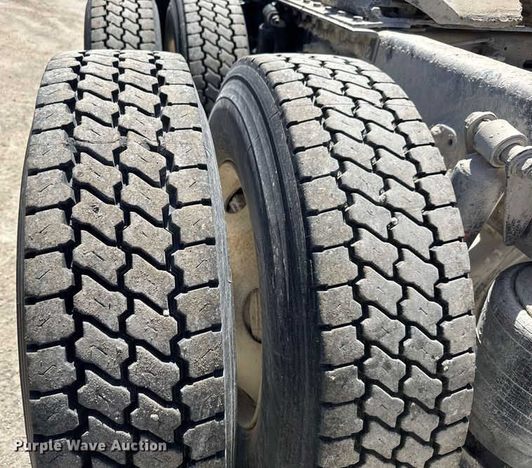 image for item EQ1428 2012 Freightliner Cascadia semi truck