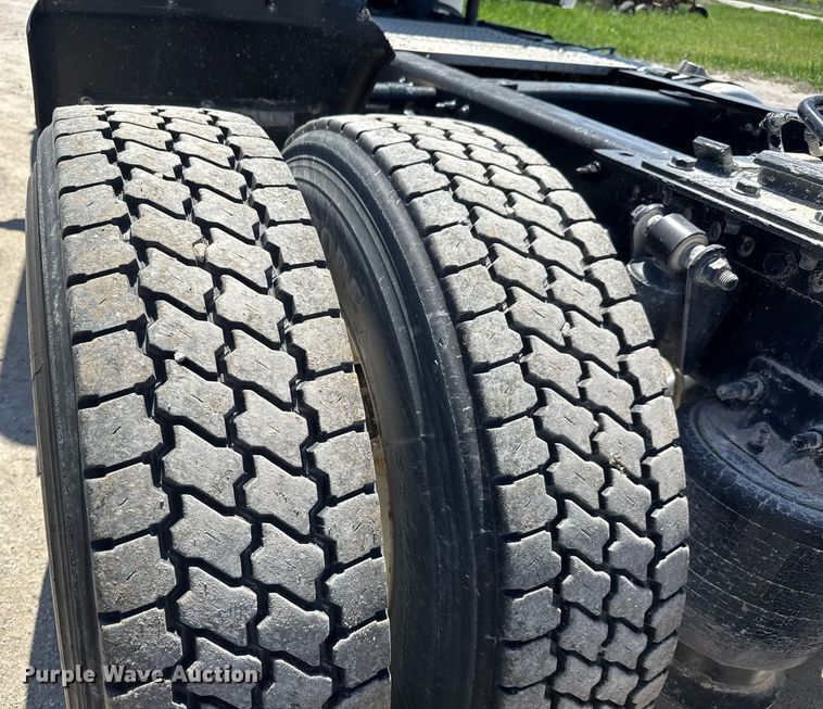 image for item EQ1428 2012 Freightliner Cascadia semi truck