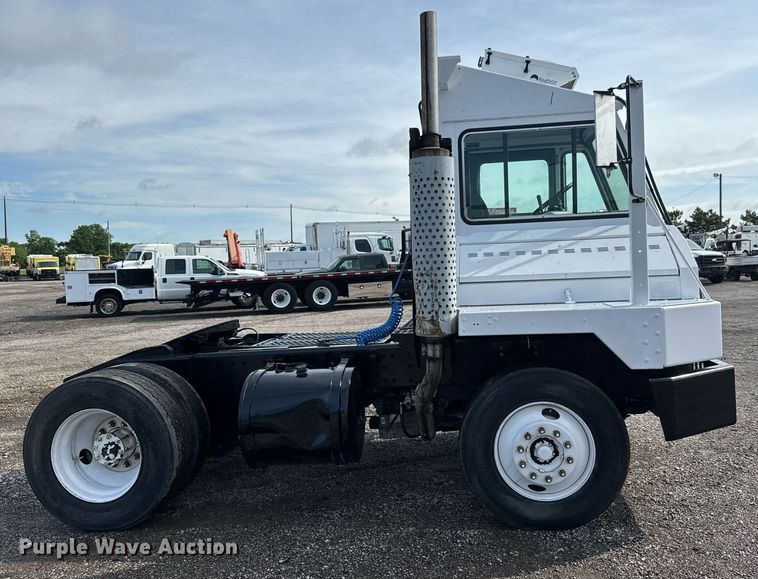 image for item EQ1455 2005 Kalmar 30 yard truck