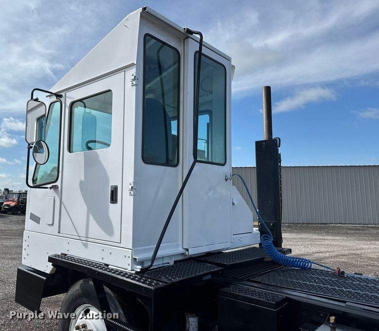 image for item EQ1455 2005 Kalmar 30 yard truck